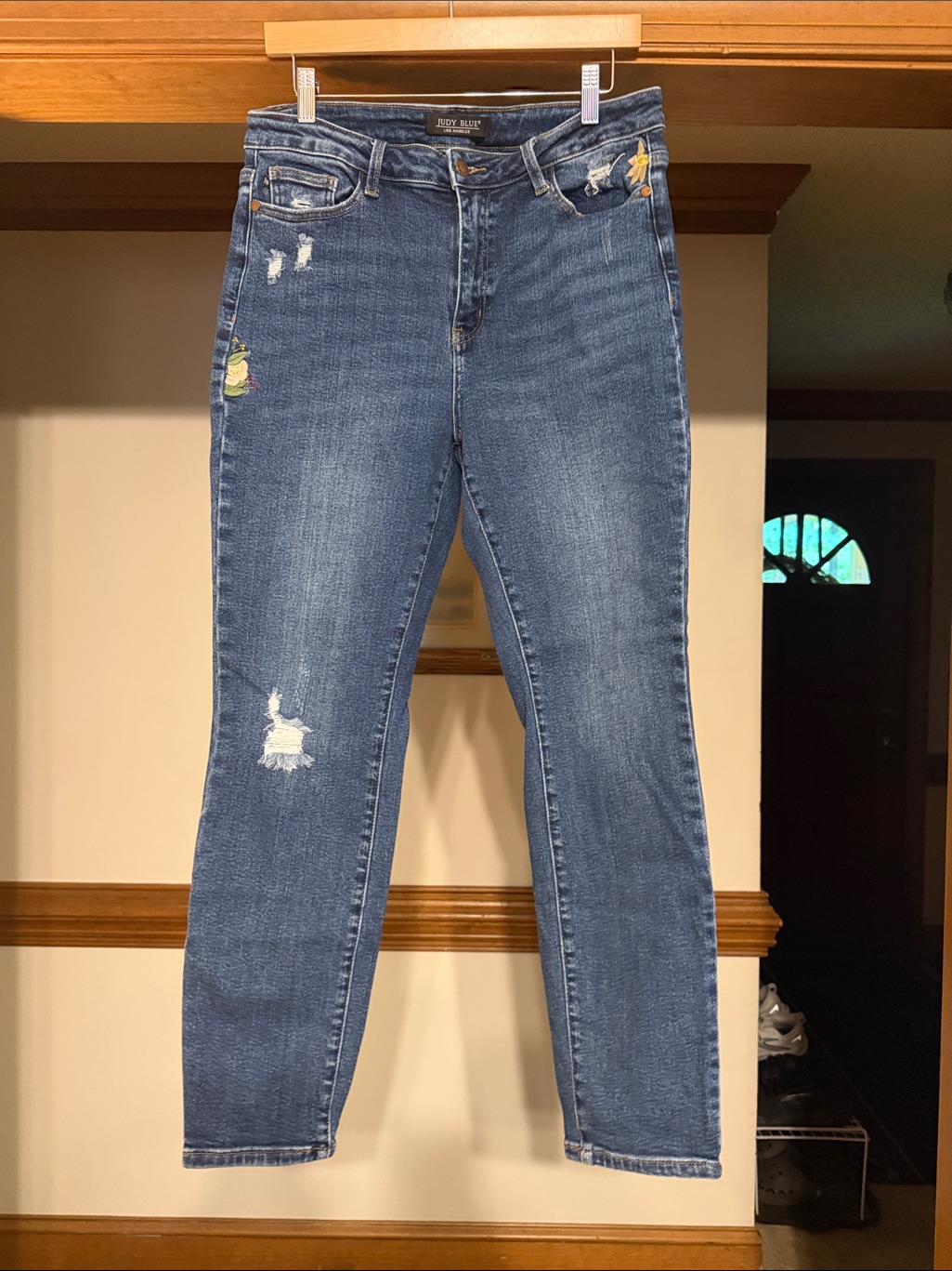 Nwotjudy Blue Medium Wash Skinny Jeans With Subtle Distress & Embroidered Detail